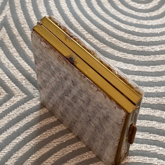 Double sided faux MOP 50’s powder case - Picture 4 of 4